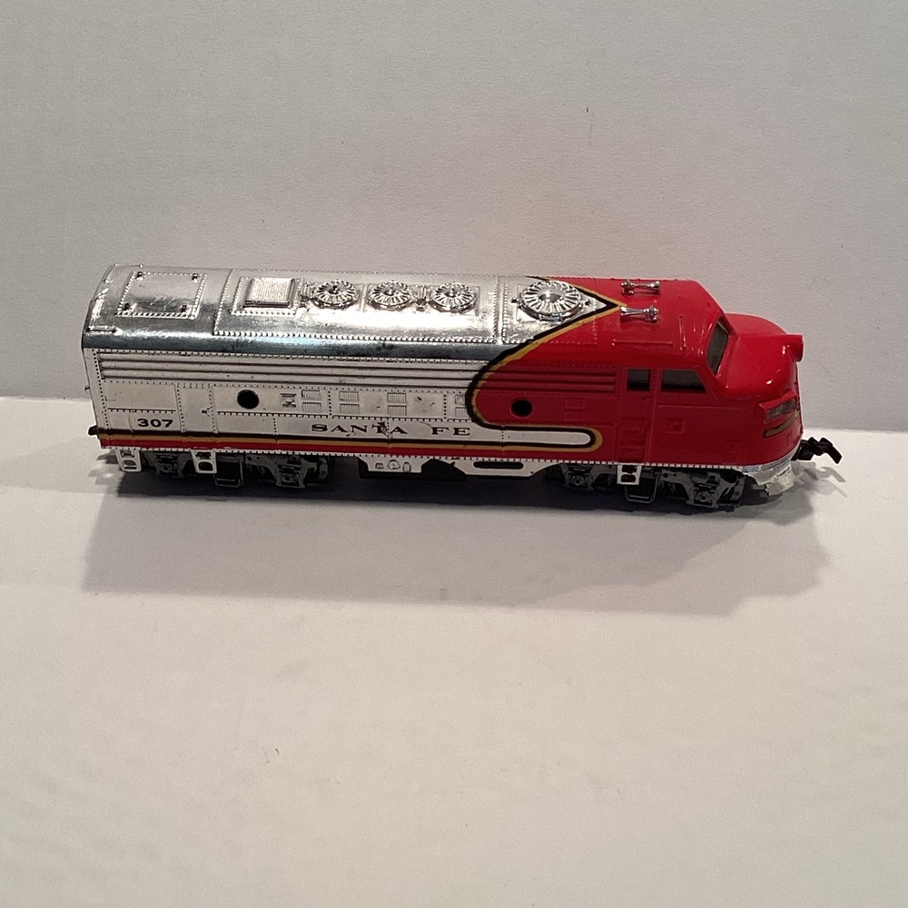 Bachmann SILVER HO #307 SF Santa Fe EMD F7 DIESEL LOCOMOTIVE